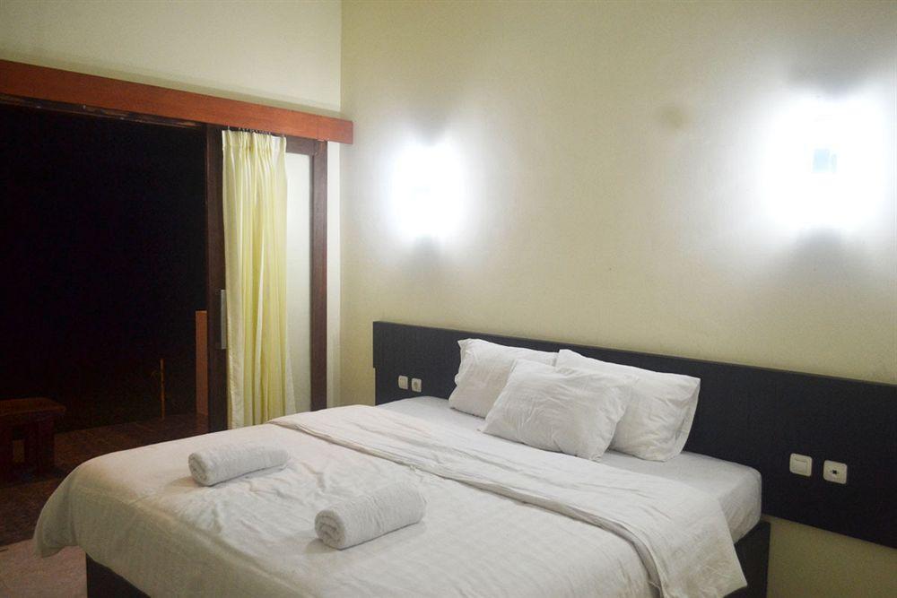 Gondang Beach Hotel Джили Трауанган Екстериор снимка