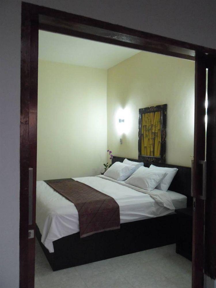 Gondang Beach Hotel Джили Трауанган Екстериор снимка