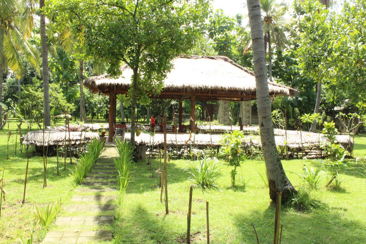 Gondang Beach Hotel Джили Трауанган Екстериор снимка
