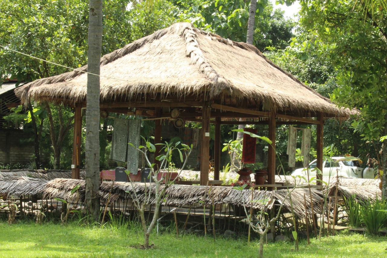 Gondang Beach Hotel Джили Трауанган Екстериор снимка