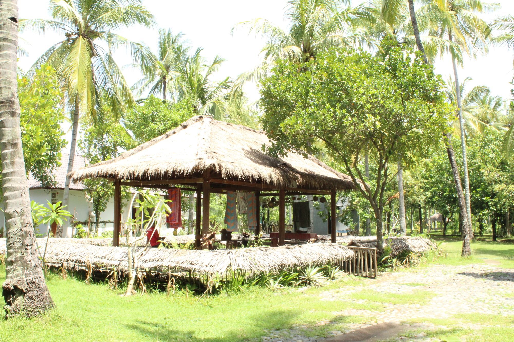 Gondang Beach Hotel Джили Трауанган Екстериор снимка